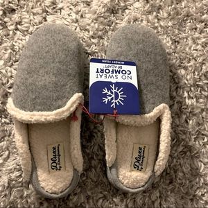 NWT - KIDS || DELUXE DearFoam Gray and White Fluffy Slippers Memory Foam